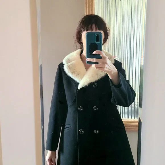 Classic style pure virgin wool black coat with  white mink collar. - Picture 14 of 14